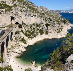 Train traversant le Viaduc de la vesse à Niolon