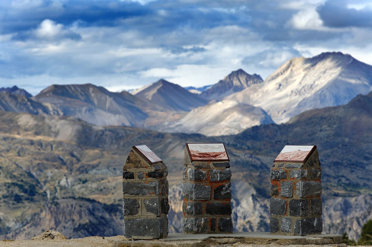 Paysage de Montagne Casse deserte 