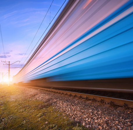 Paysage avec un train en pleine vitesse