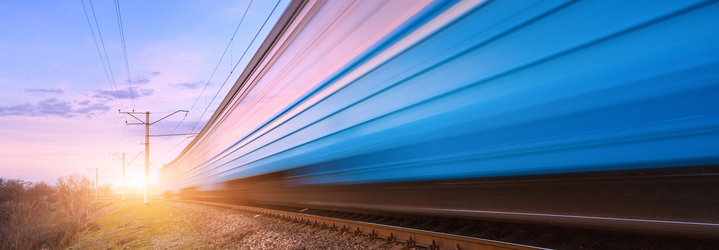 Paysage avec un train en pleine vitesse