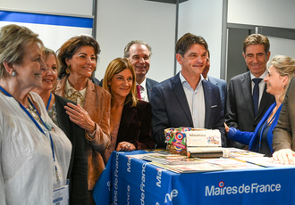 SUD083092-Salon Maires Alpes-Maritimes-Region Sud - Regis CINTAS-FLORES BD