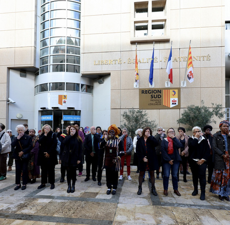 Minute de silence sur le parvis de l'Hôtel de Région