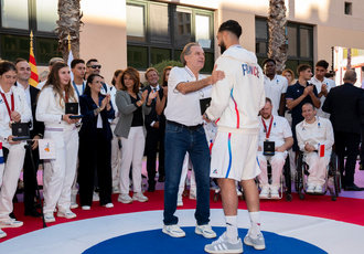 SUD082905-ceremonie champions Sud JO-Region Sud - Claude ALMODOVAR BD