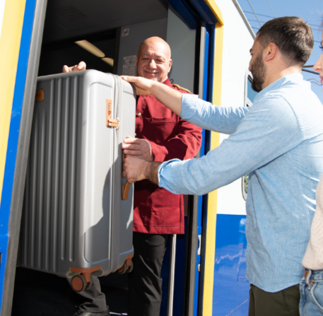 Voyageur avec une valise qui sort d'un train