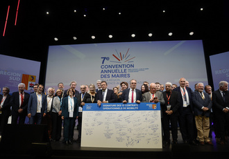 SUD099071-convention maires -Region Sud - Guillaume HORCAJUELO BD