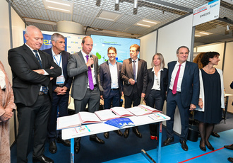 SUD083102-Salon Maires Alpes-Maritimes-Region Sud - Regis CINTAS-FLORES BD